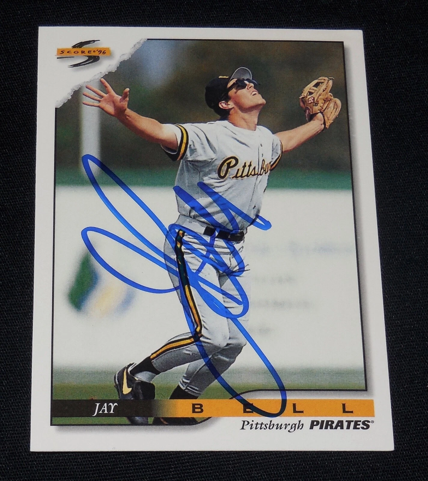 JAY BELL 1996 SCORE AUTOGRAPHED BASEBALL CARD (PITTSBURGH PIRATES)