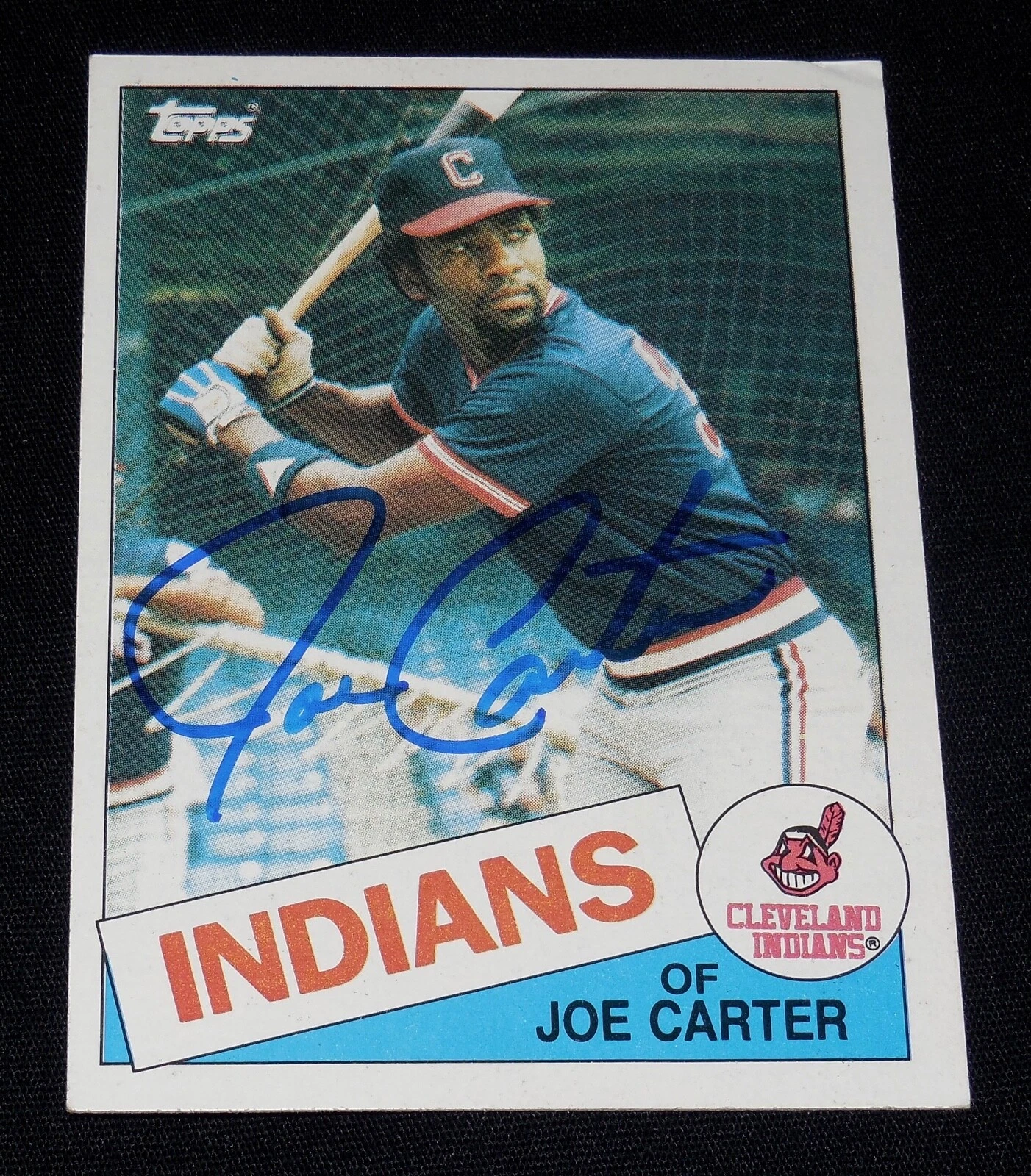 JOE CARTER AUTOGRAPHED 1985 TOPPS ROOKIE BASEBALL CARD (INDIANS / BLUE JAYS)