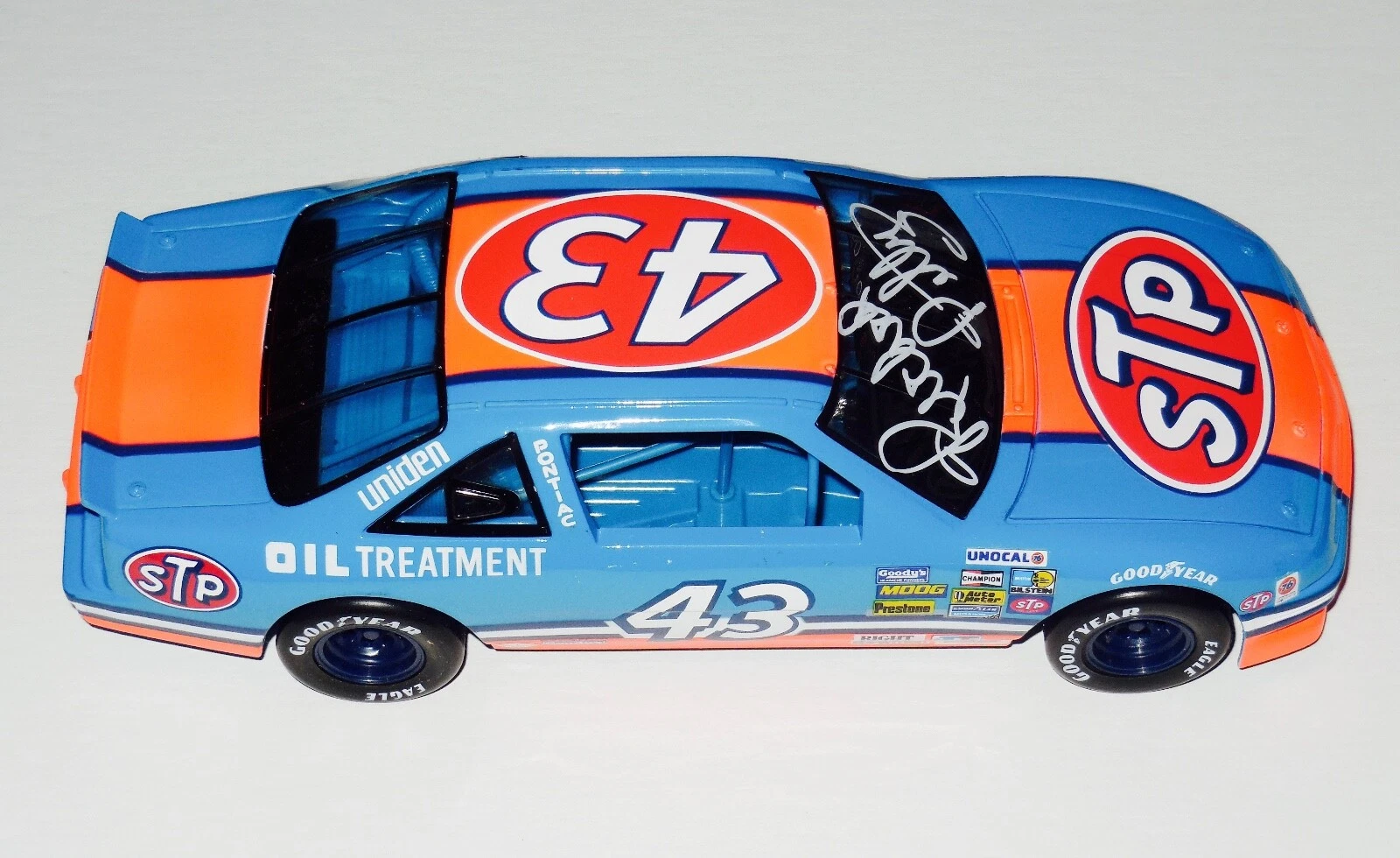 RICHARD PETTY AUTOGRAPHED 1:18 DIE CAST RACING CAR (STP GRAND PRIX) w/ PROOF!
