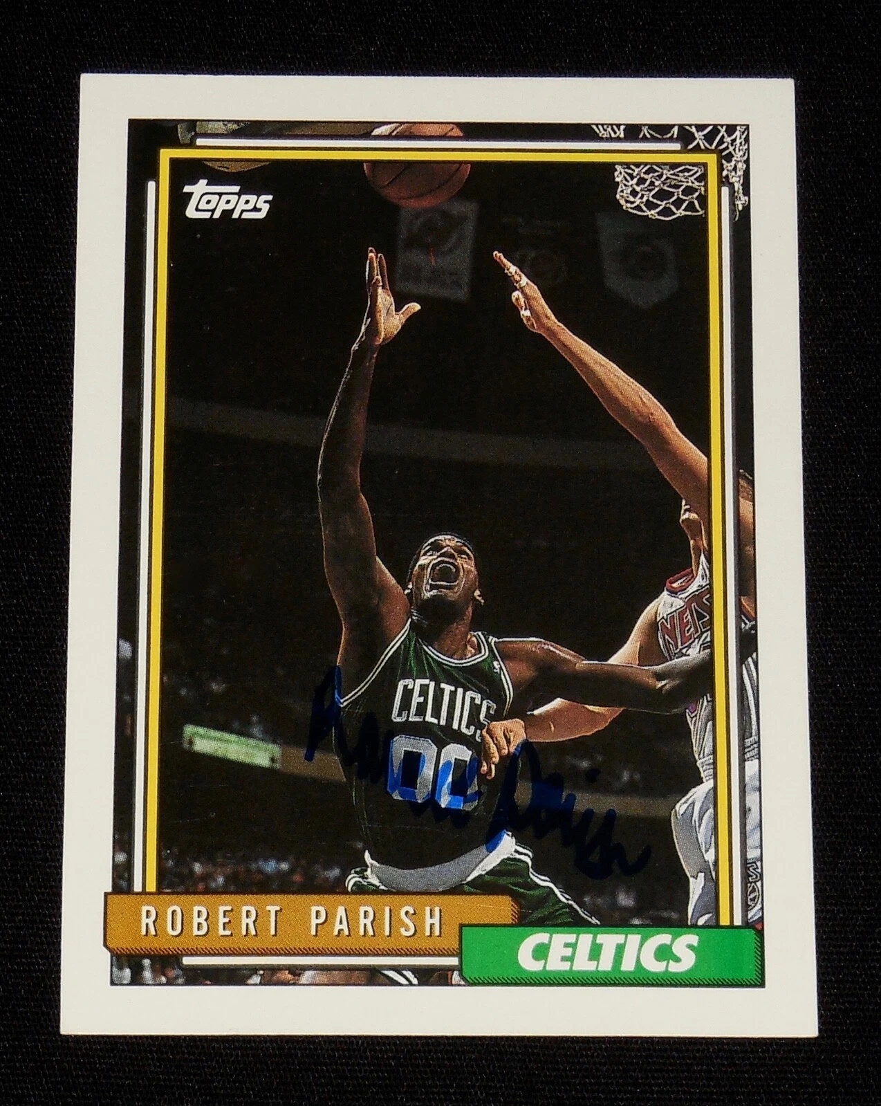 ROBERT PARISH 1992-1993 TOPPS AUTOGRAPHED BASKETBALL CARD (BOSTON CELTICS)