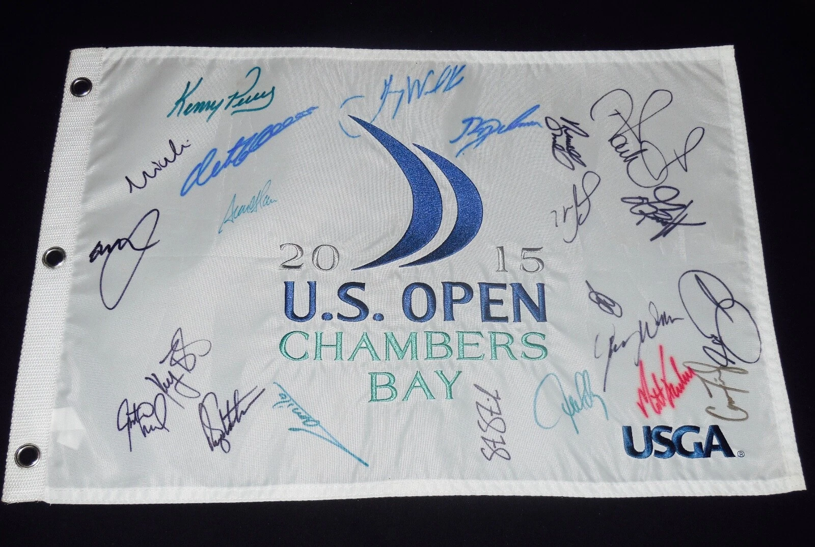 2015 US OPEN AUTOGRAPHED GOLF FLAG (22 SIGS) - Day, Poulter, Kuchar, Snedeker,