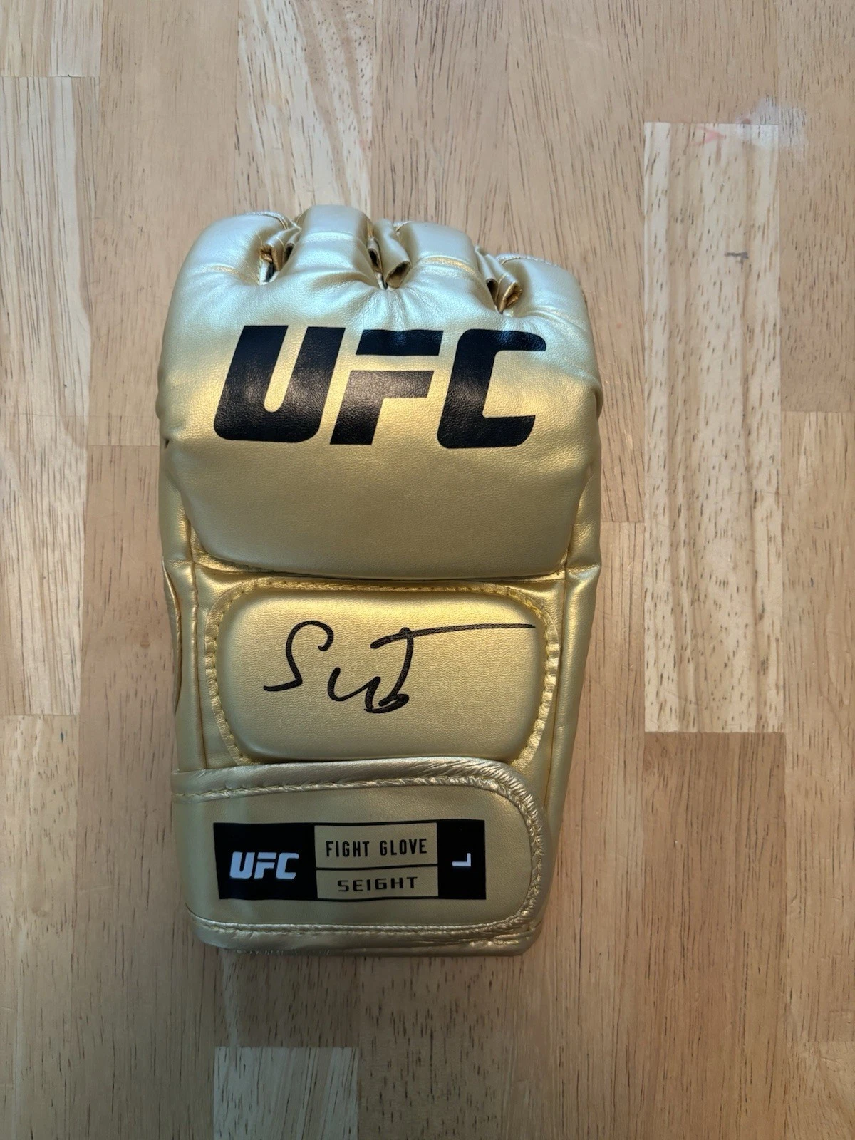 Baisangur Susrkaev “ Hunter” Signed Autographed Glove Beckett  Coa Rare.