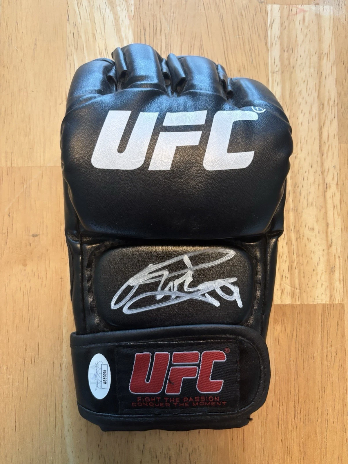 RINYA NAKAMURA Signed Autographed UFC Glove. Jsa Coa