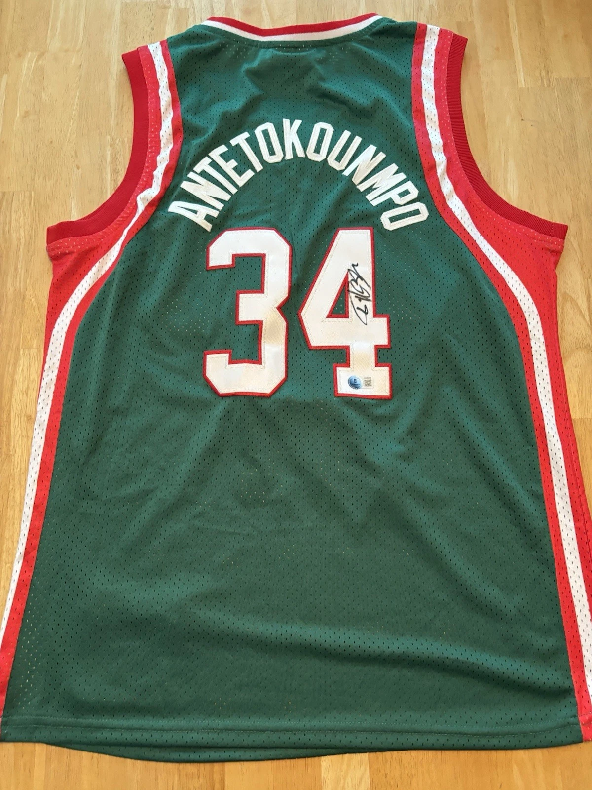 Giannis Antetokounmpo Milwaukee Bucks Signed Autographed Jersey. Beckett Coa.