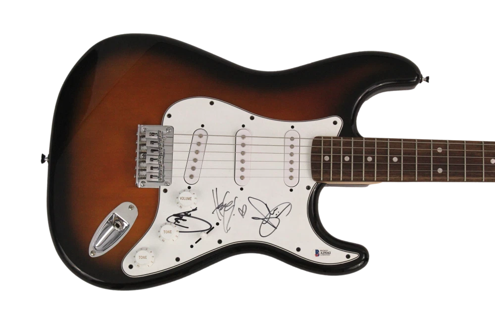 PARAMORE BAND (X3) SIGNED AUTOGRAPH FENDER GUITAR - HAYLEY WILLIAMS ++ BECKETT