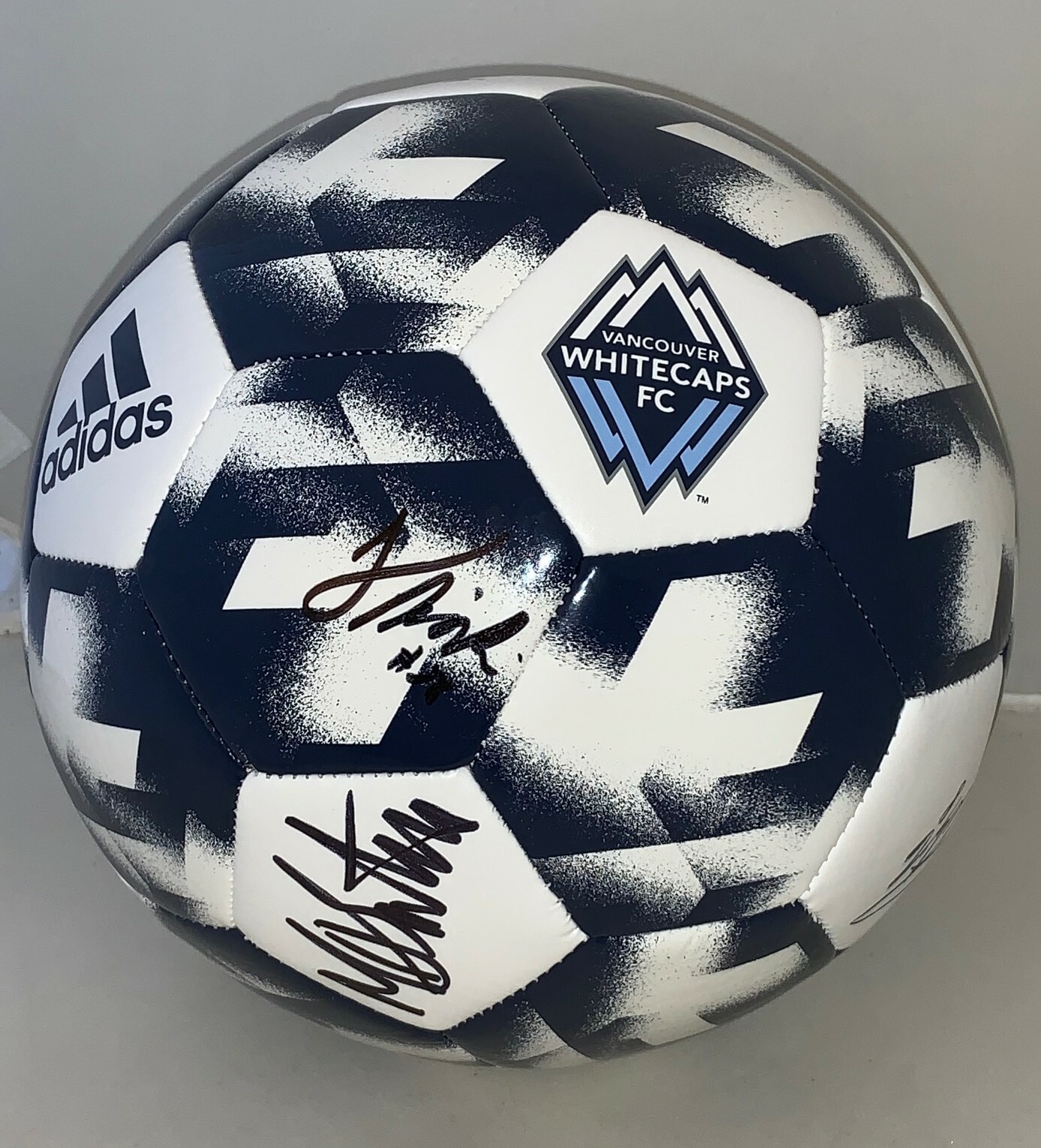 Vancouver Whitecaps FC 2019 team signed F/S Logo Soccer Ball MLS Inbeom Hwang