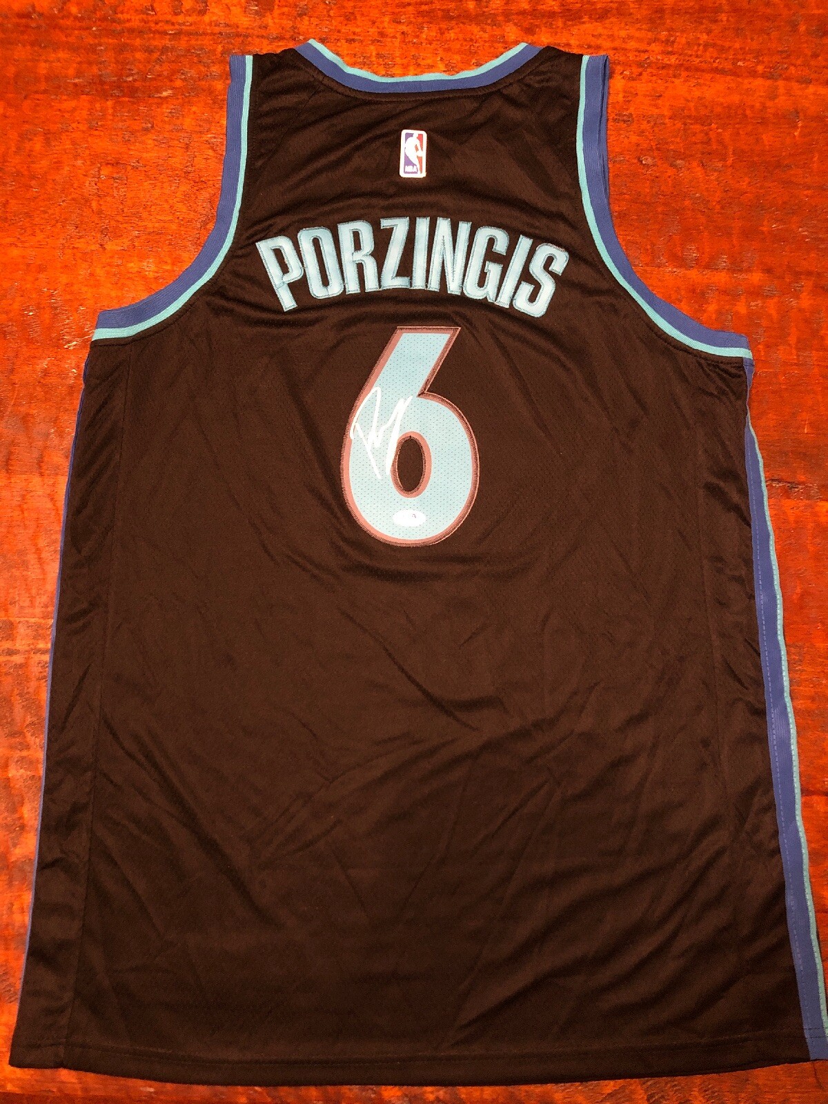 Kristaps Porzingis Signed Dallas Mavericks Jersey Psa/Dna Coa Auto