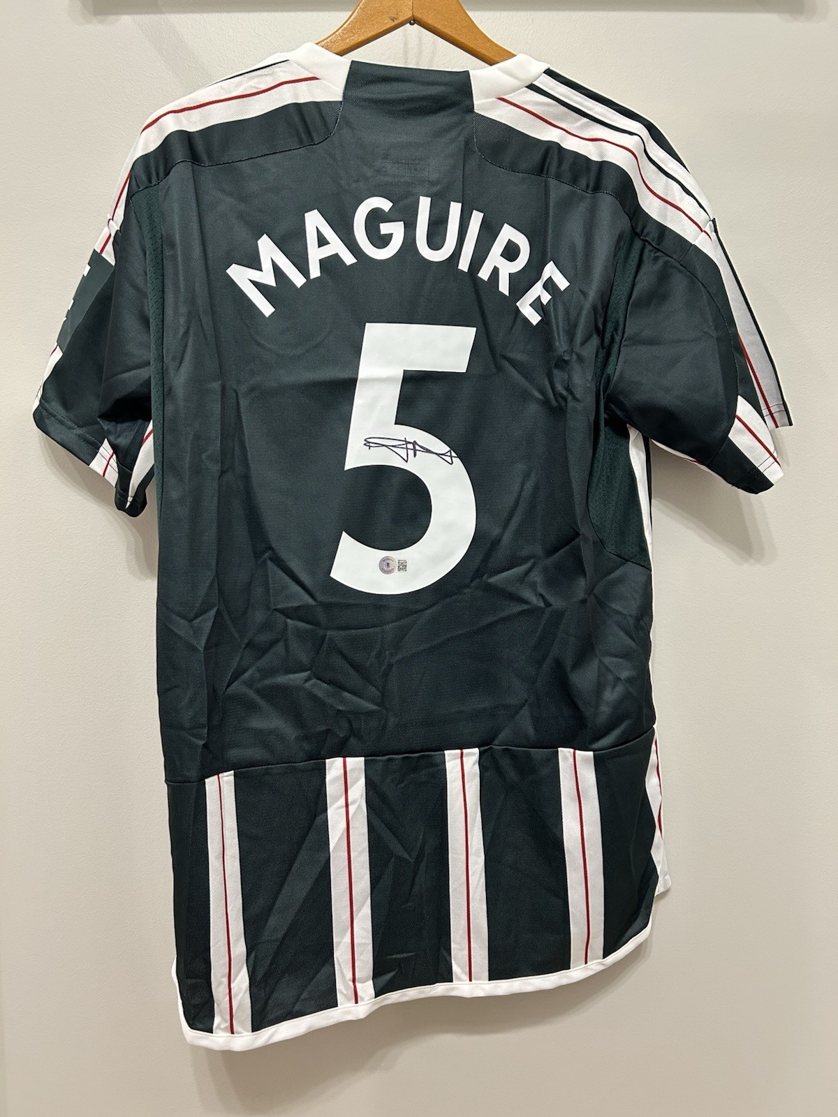 Harry Maguire Signed Manchester United Adidas Soccer Jersey (Beckett) 2019 /2023