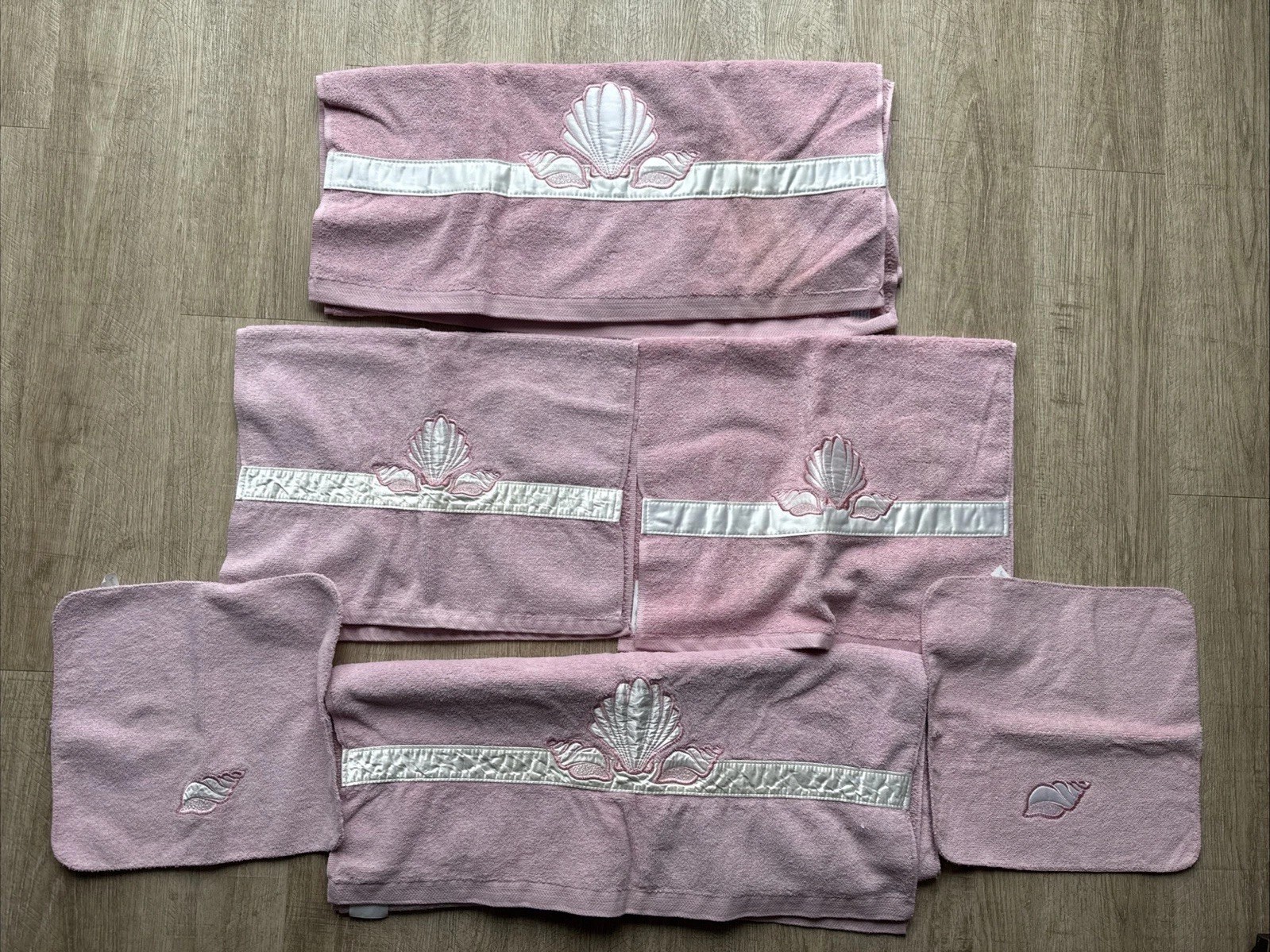 Set Of 2 Vintage Bath Towel and Washcloth Saturday Knight Ltd Pink Seashells