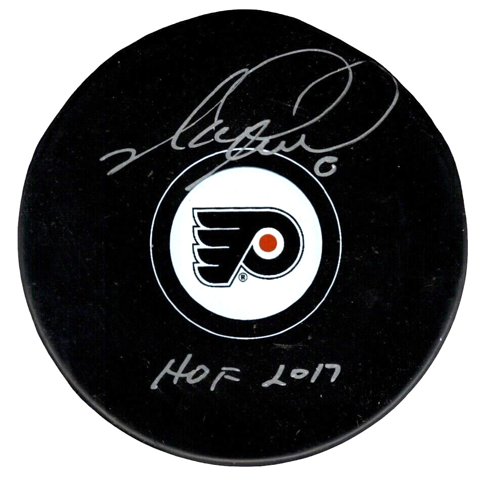 Mark Recchi Signed Philadelphia Flyers Puck w/ HOF 2017 JSA COA