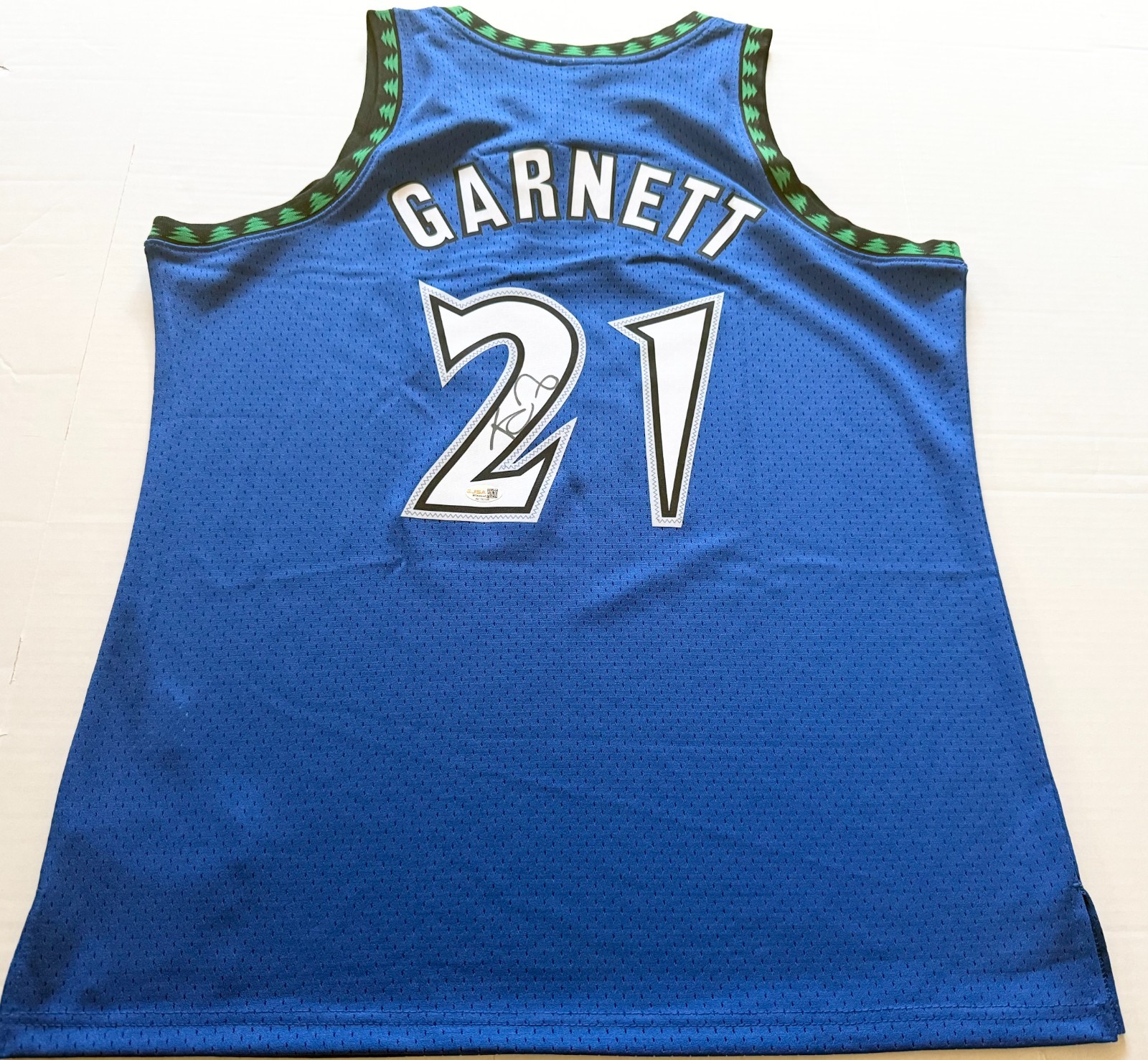 Kevin Garnett signed Minnesota Timberwolves jersey autographed JSA Witnessed COA